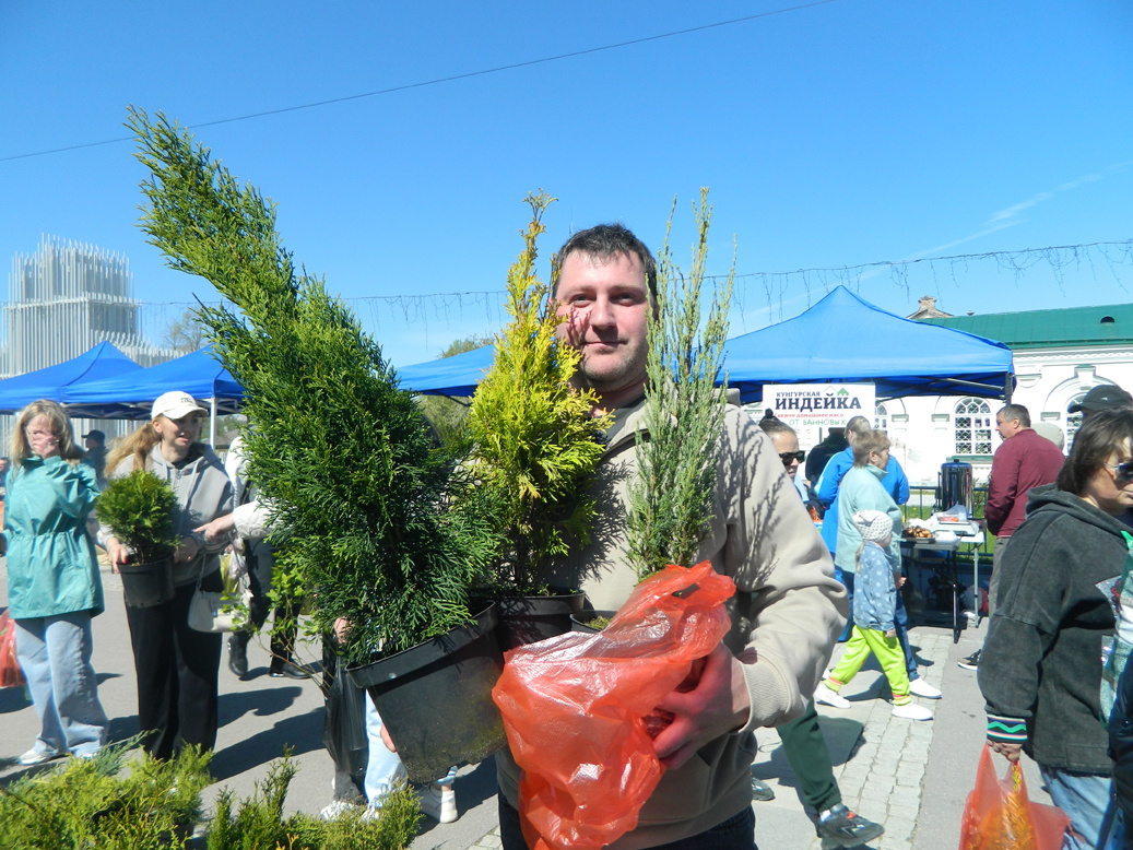Один из садоводов-любителей Илья с большим интересом и знанием дела выбирал саженцы для ландшафтного дизайна своего участка