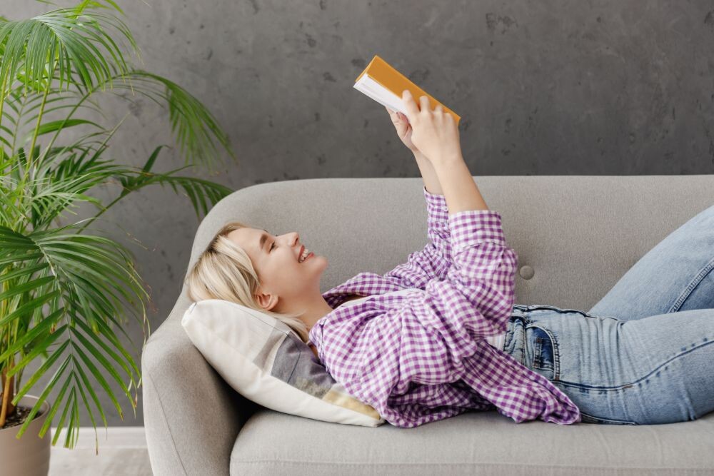 Девушка читает лежа