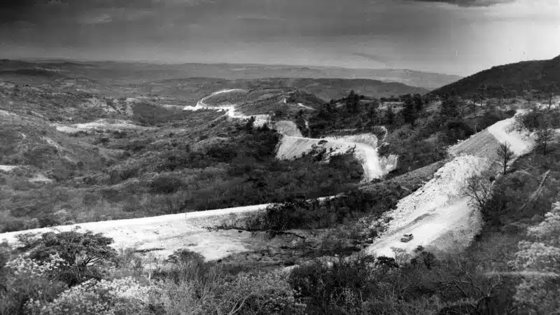 Не вся «Каррера Панамерикана» была покрыта асфальтом; особую опасность представлял песок