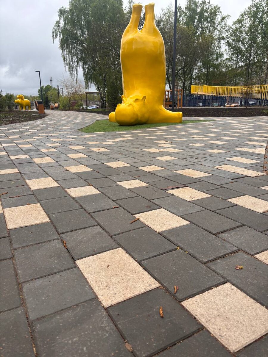 Как эффектно лимонные бегемотики смотрятся на нашей серой брусчатке!