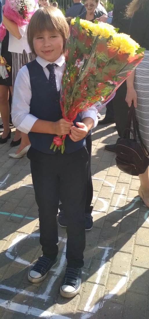 Наш первоклассник. Провожали в 1 класс дед, папа с мамой, тётя. 