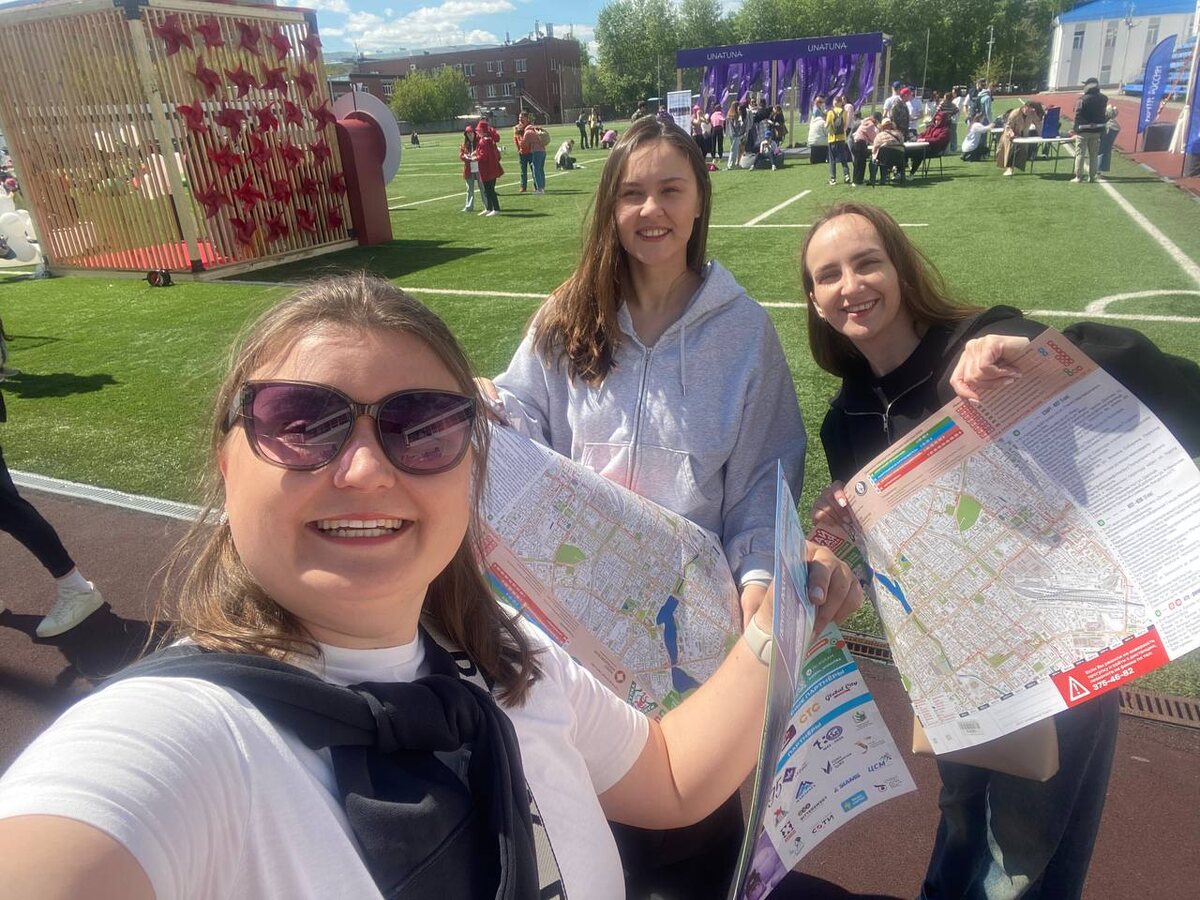 Мы с подругами на старте городского маршрута 14 км - довольные и счастливые