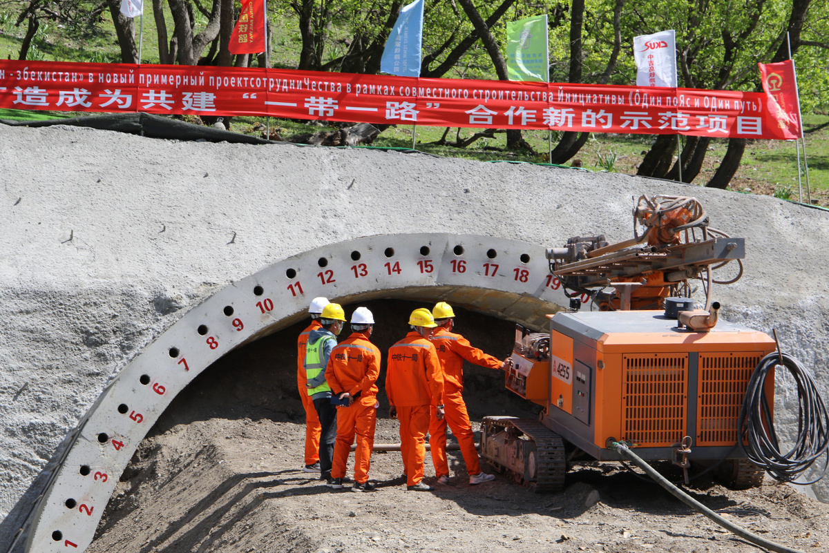 © Кабинет Министров Кыргызской Республики / gov.kg (Строить 12-километровый тоннель, как и другие крупные объекты железной дороги "Китай – Кыргызстан – Узбекистан", будут китайские компании)