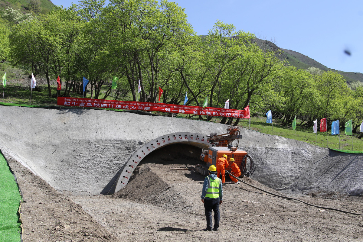 © Кабинет Министров Кыргызской Республики / gov.kg (Отмечается, что в целом в строительстве железной дороги "Китай – Кыргызстан – Узбекистан" будет задействовано не менее 20 тыс. человек)