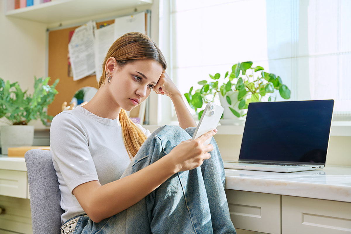 Неправильный смайлик в переписке может заставить собеседника ужасно нервничать, страдать или, напротив, испытывать эйфорию. Источник: Shutterstock📷
