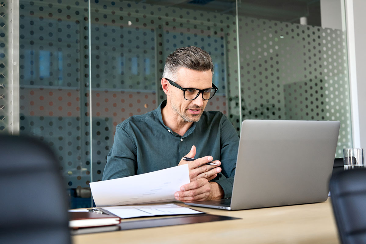 Аудиторы работают бок о бок с бухгалтерией. Источник: Shutterstock📷
