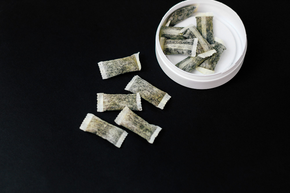 Снюс и насвай: в чем разница и что опаснее? (Источник изображения freepik.com)