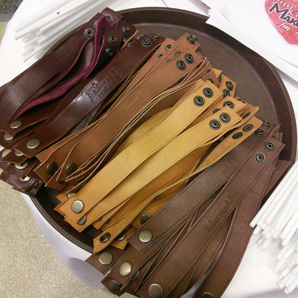 Кожаные браслеты с тиснением логотипа компании