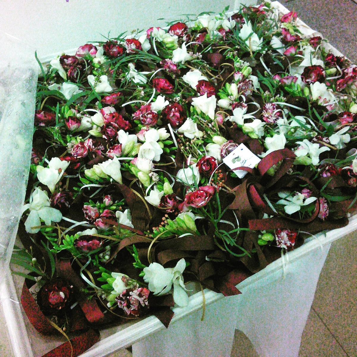 Браслеты из цветов для гостей-девочек