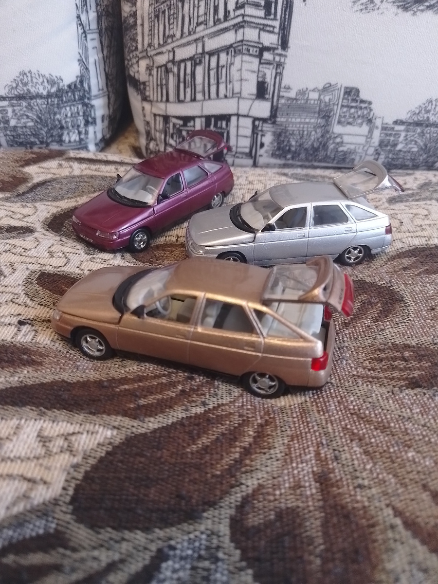 Модели автомобиля ВАЗ-2112 из коллекции автора.