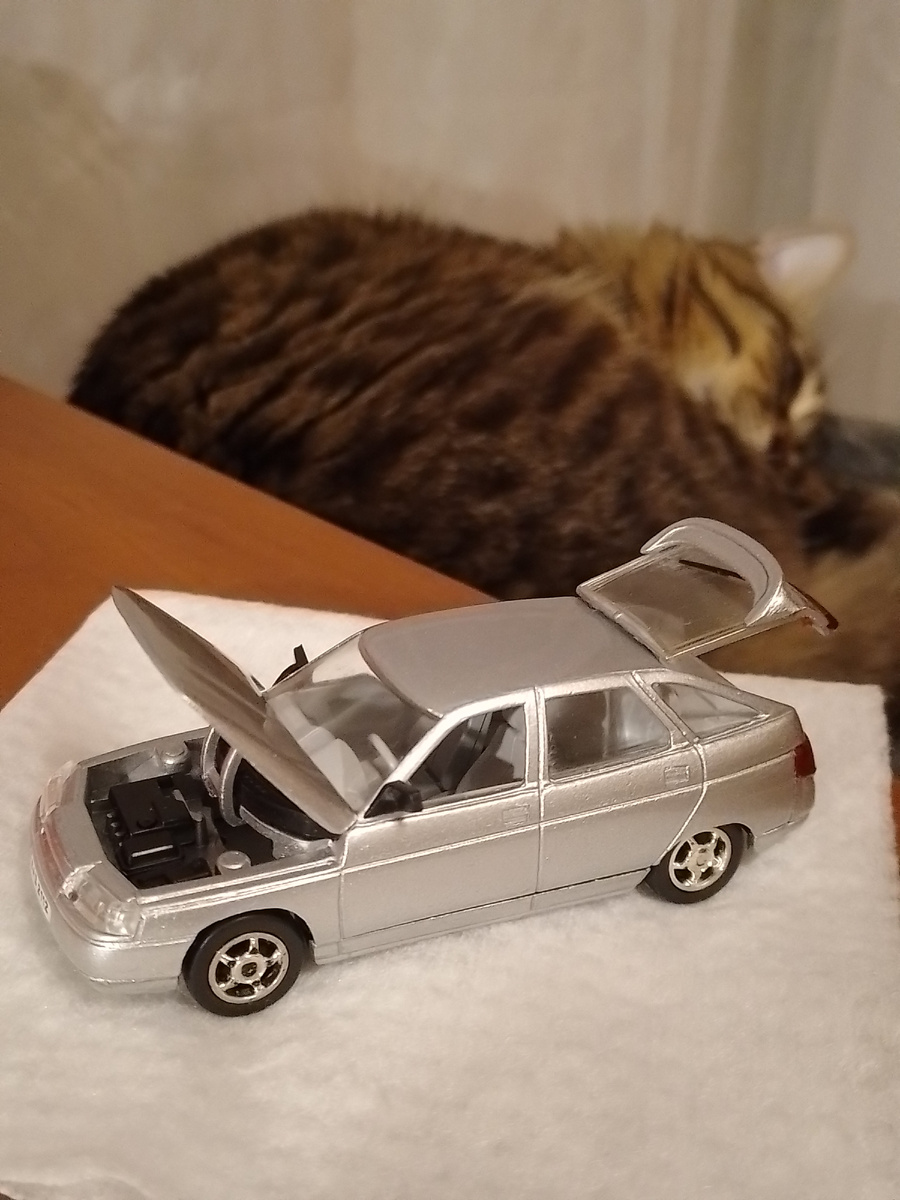 Модель автомобиля ВАЗ-2112 в цвете "снежная королева" из коллекции автора.