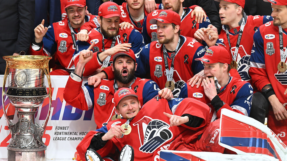 Игроки команды "Локомотив" на церемонии с Кубком Гагарина.📷Фото: Дмитрий Азаров / Коммерсантъ