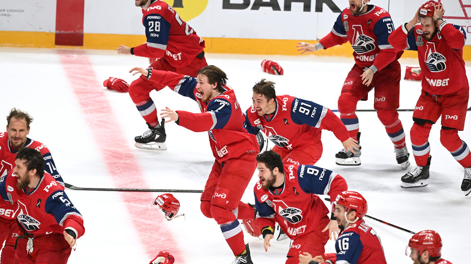 Игроки команды "Локомотив" празднуют победу в финале после матча.📷Фото: Дмитрий Азаров / Коммерсантъ