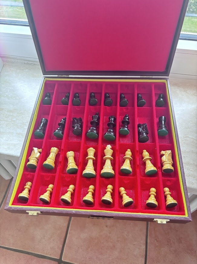 Это практически шахманая партия (это кстати мой очередной улов за 5 евро на уличной распродаже) 