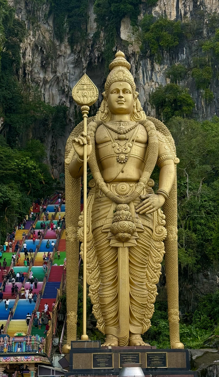 Статуя у входа в главную пещеру