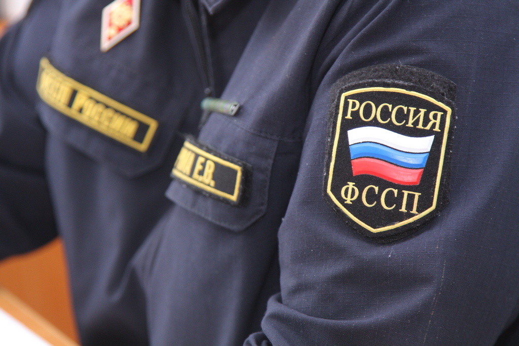     Должник из Новоселова боялся потерять авто и заплатил 150 тысяч своей дочери
