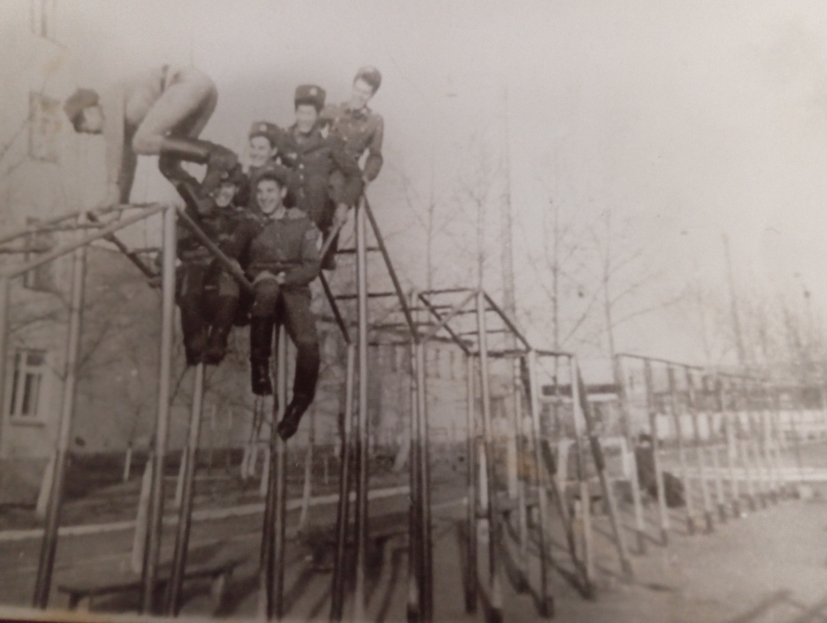 Мингиян, который ещё не сел. Басан и Саша уже сидят. Их встреча в армии. 