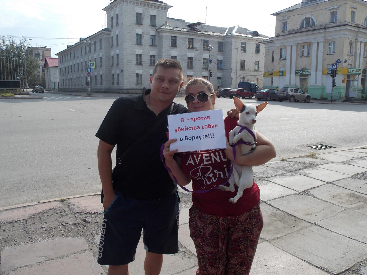 Толик вместе со своей женой на акции в поддержку бездомных животных Воркуты.