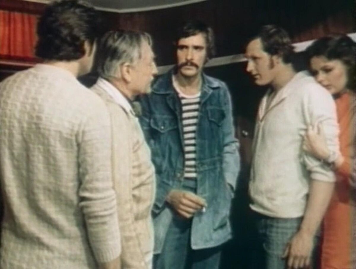 Яхта маленькая, так что выбор кандидатов в убийцы ограничен.