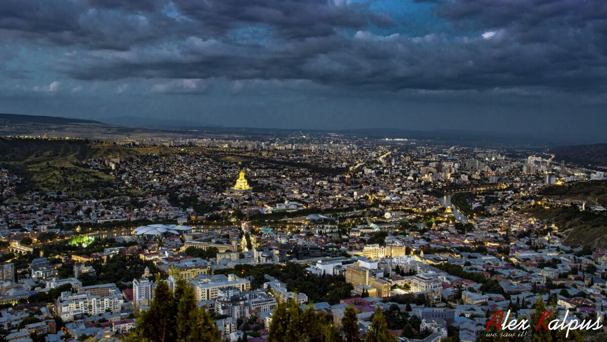 Авлабари и часть других районо Тбилиси поздним вечером. Тбилиси, Грузия