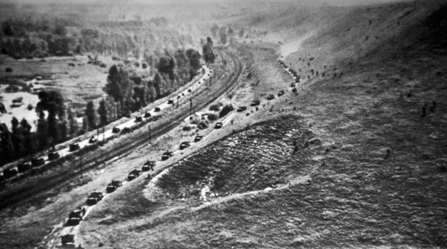 Колонна немецкой военной техники идет в наступление под Киевом в июле 1941 года