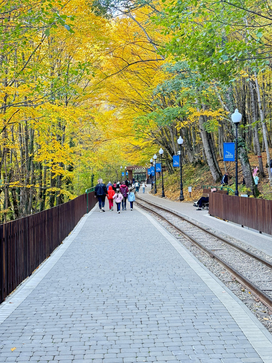 По пути к кассам на поезд в Гуамском ущелье. Здесь часто бывает очень людно! Фото https://guamka-kuban.ru