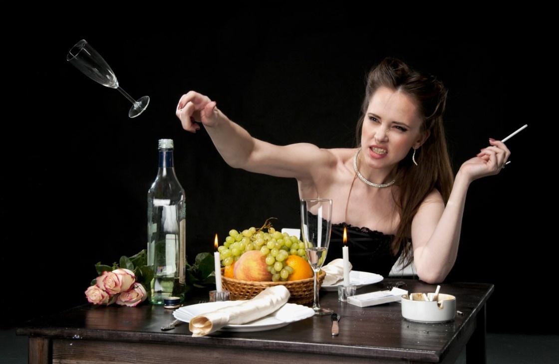 Бытовая пьяница, бухающая жена на кухне. Красивая и смелая, супер леди. 