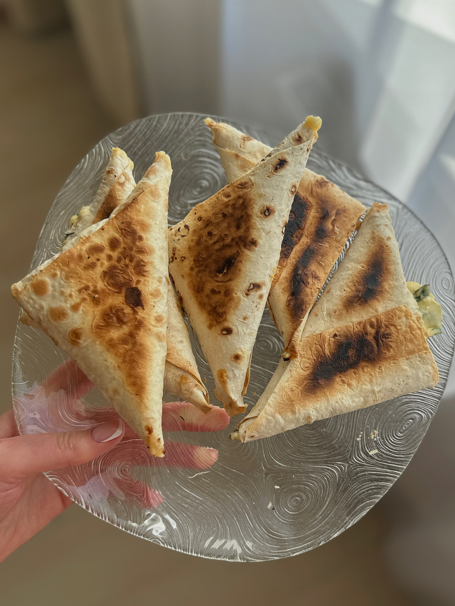 Друзья, делюсь проверенным рецептом, который не раз выручал меня, когда хочется чего-то вкусного, но без долгих заморочек на кухне. Эти конвертики — настоящая палочка-выручалочка. Хрустящие снаружи, нежные и сырные внутри. Готовятся просто, а съедаются моментально!

Что это за волшебные конвертики?
💛 Подходят и к завтраку, и к чашечке вечернего чая
💛 Можно взять с собой — удобно и вкусно
💛 Сытно, бюджетно, быстро!