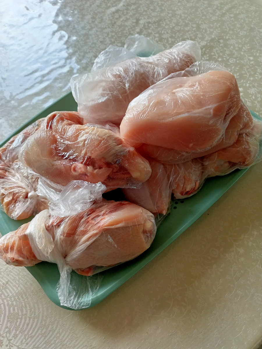 Разделала две курицы на запчасти. Забила холодильник на две недели 