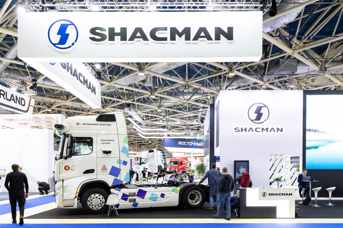 Беспилотный тягач Shacman X6000 на выставке Comtrans-2024