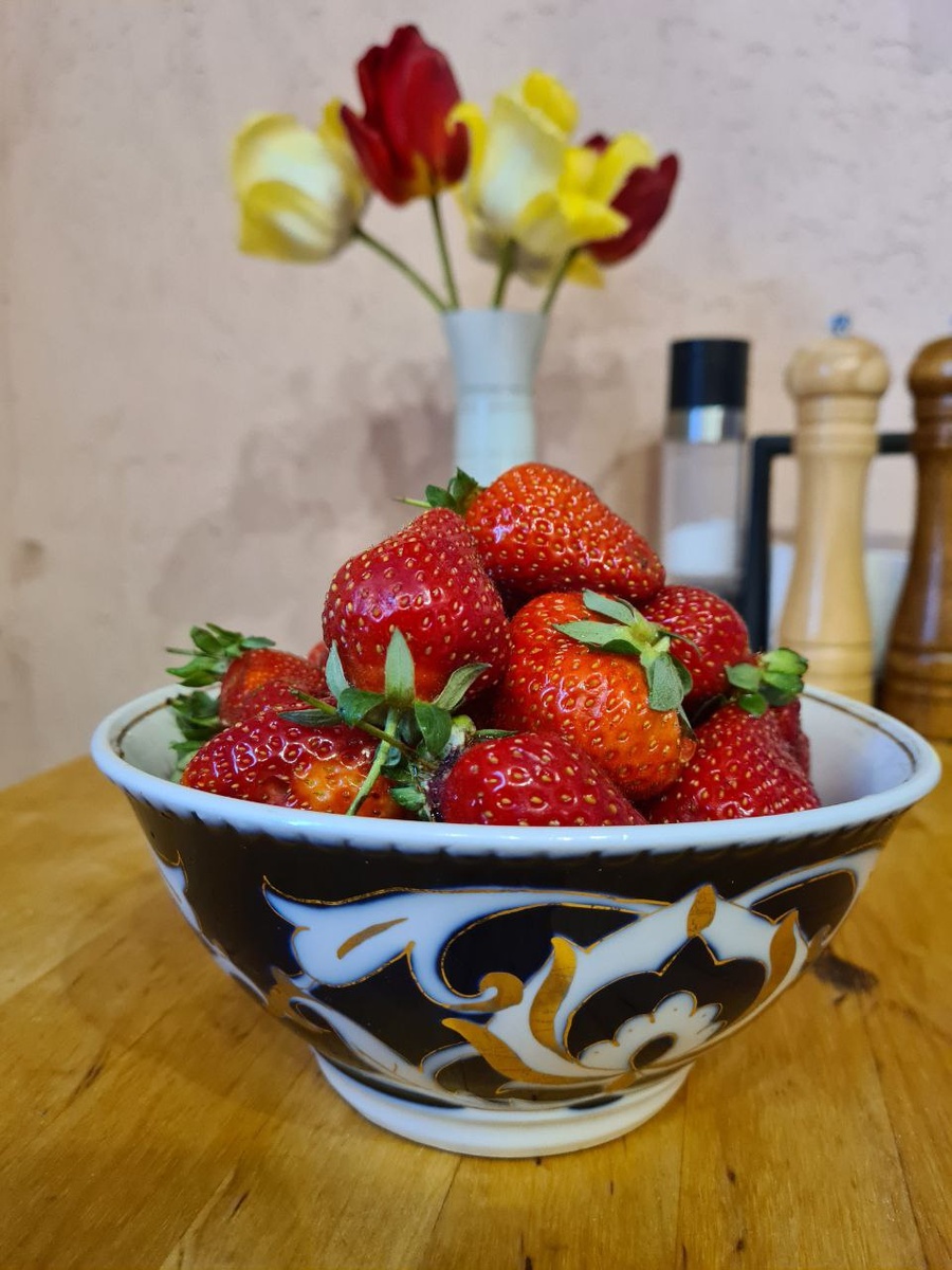 Вчера вечером случилась мисочка клубники. Было вкусно. Фото из личного архива автора.