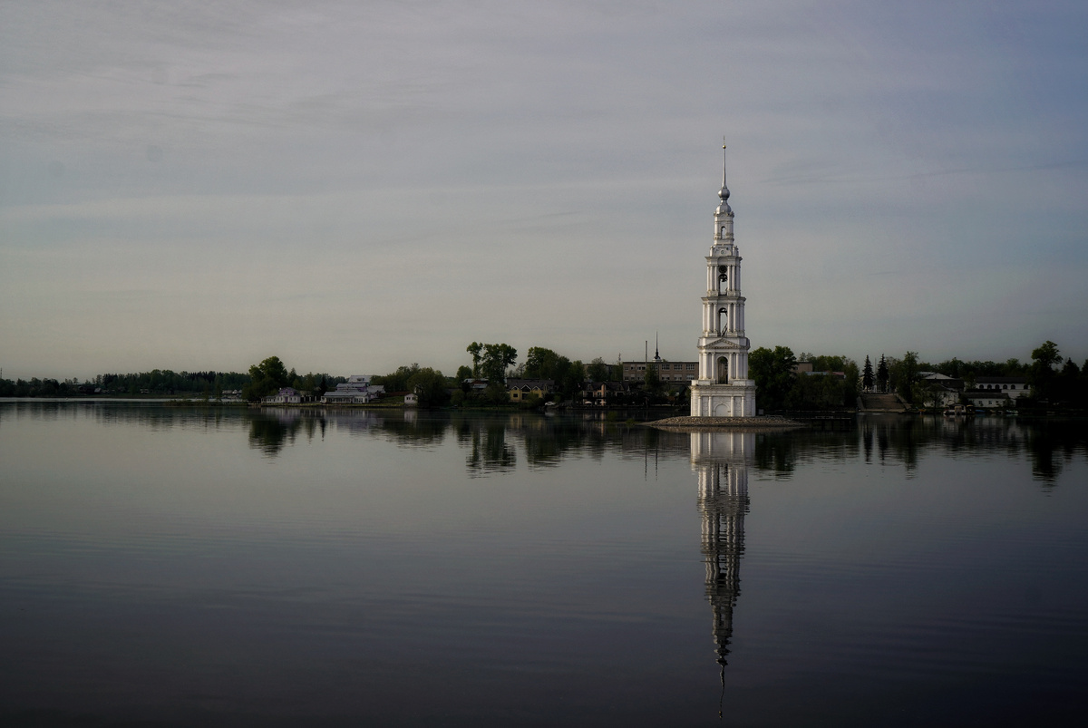 Друзья, хочу Вас познакомить с трехдневным круизом Москва-Углич-Москва от компании  @Водоходъ @https://dzen.ru/id/5b48533345515100a9e1d877  . Сегодня речь пойдет об устройстве теплохода и о шикарных видах, которые сопровождали меня на пути в Углич, и в самом городе на Волге.