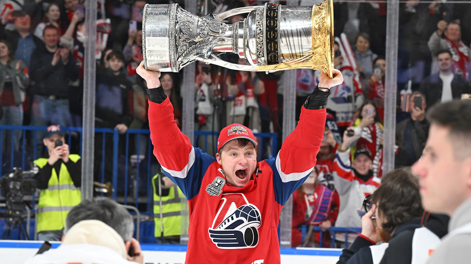 Игрок команды "Локомотив" Егор Сурин на церемонии с Кубком Гагарина.📷Фото: Дмитрий Азаров / Коммерсантъ