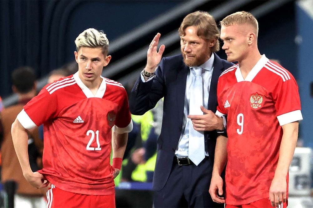    Наши футболисты всегда прислушиваются к Валерию Карпину - и во время матча, и при выходе на замену. Валерий Георгиевич для них - авторитет. / Фото: Петр Ковалев / ТАСС