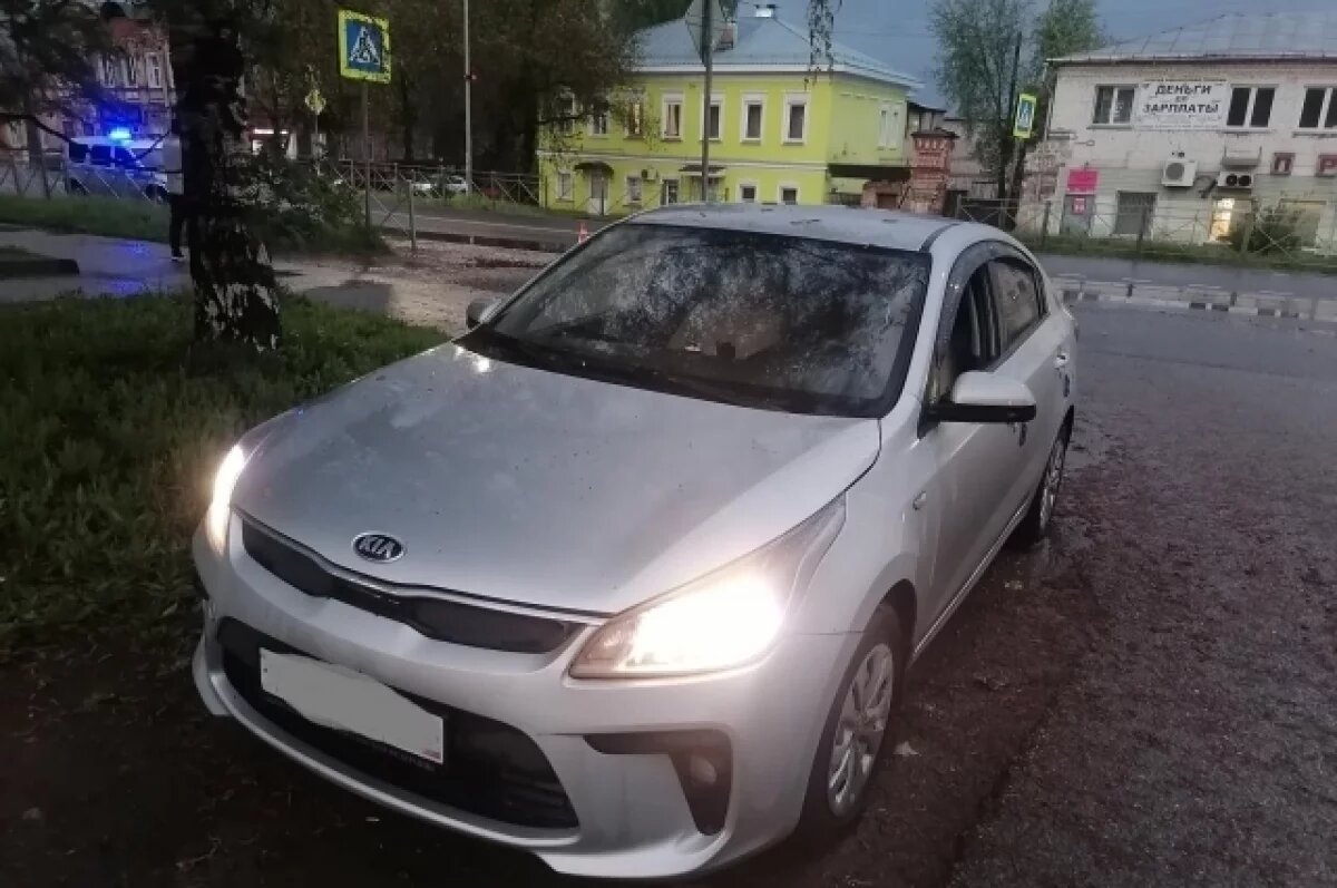    Школьница переходила дорогу по пешеходному переходу.