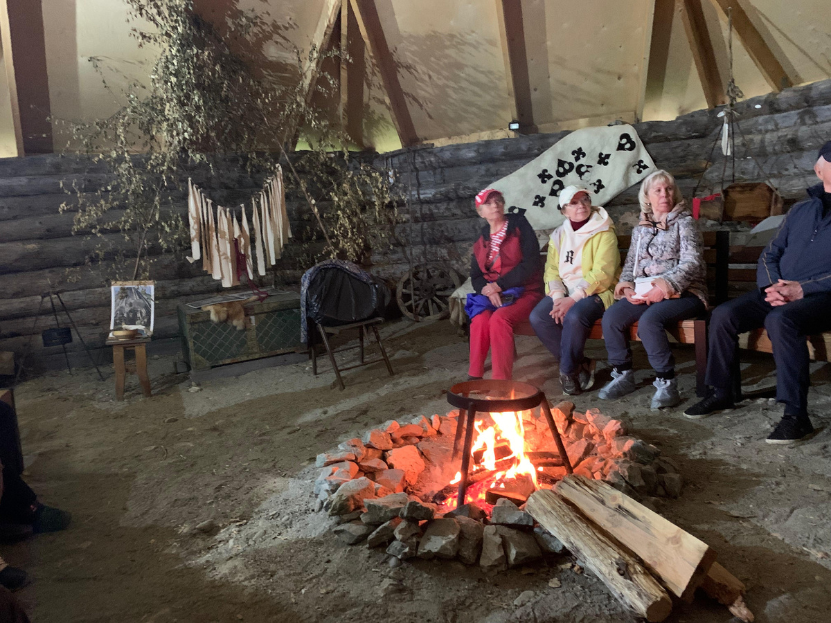 туристы в аиле на Алтае