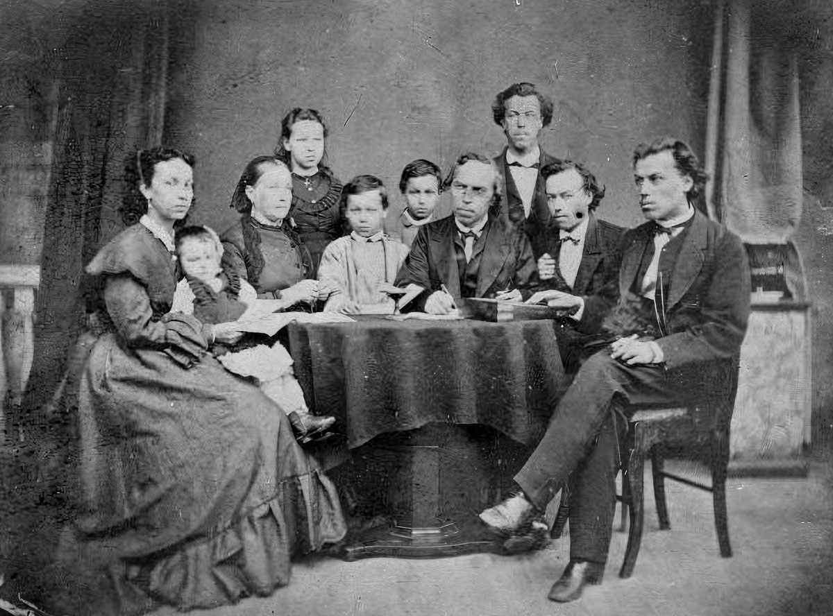 Семейный портрет Шорина, заводского служащего, работавшего на Тагильских заводах. 1860-е гг. 