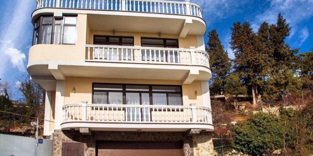 Продается стильный трехэтажный дом с потрясающим видом в Ялте!