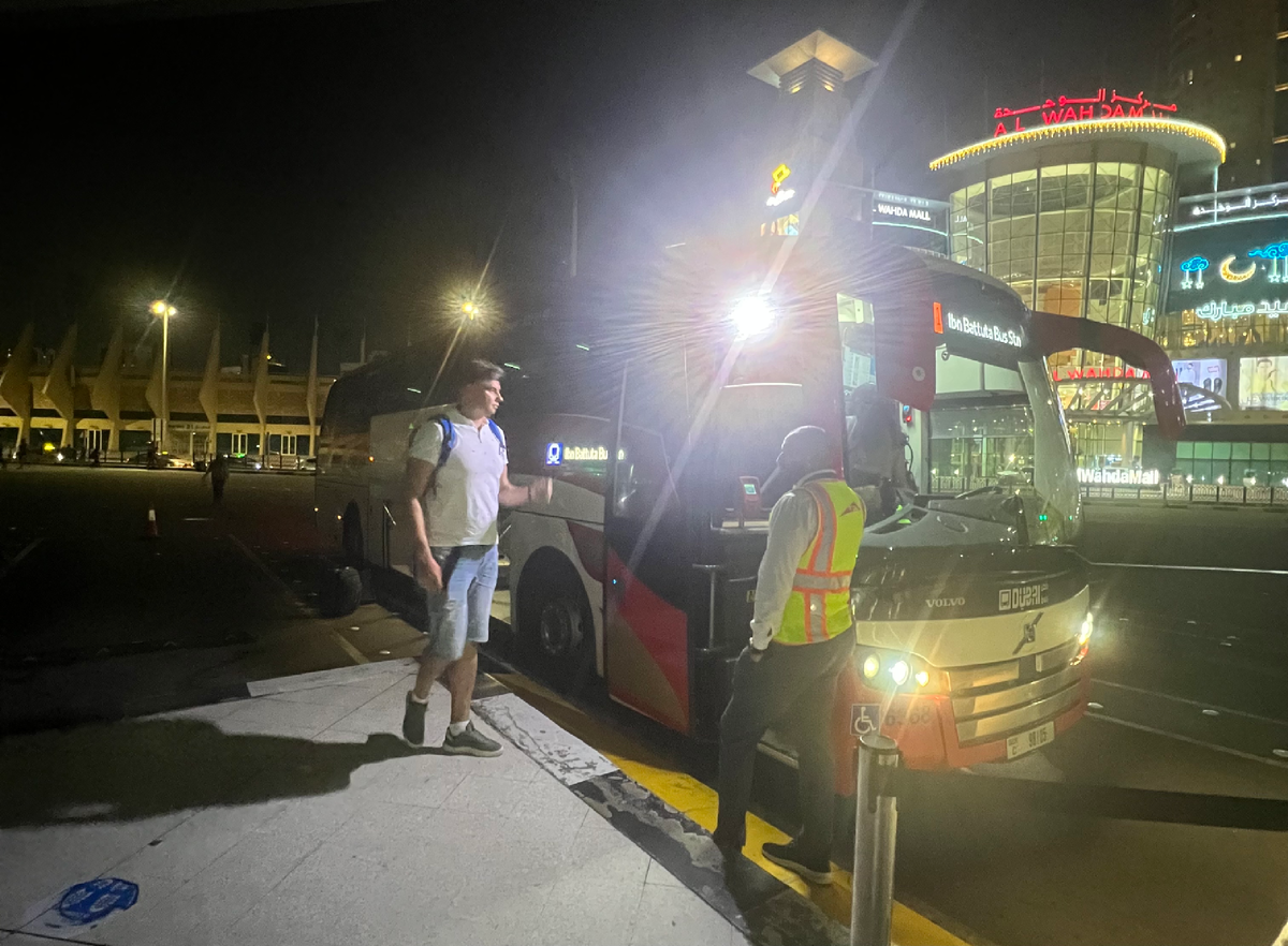 Почему-то я нормально не сфотографировала ни станции, ни автобусы. Но автобусы вот такие: большого класса, вполне комфортабельные. 