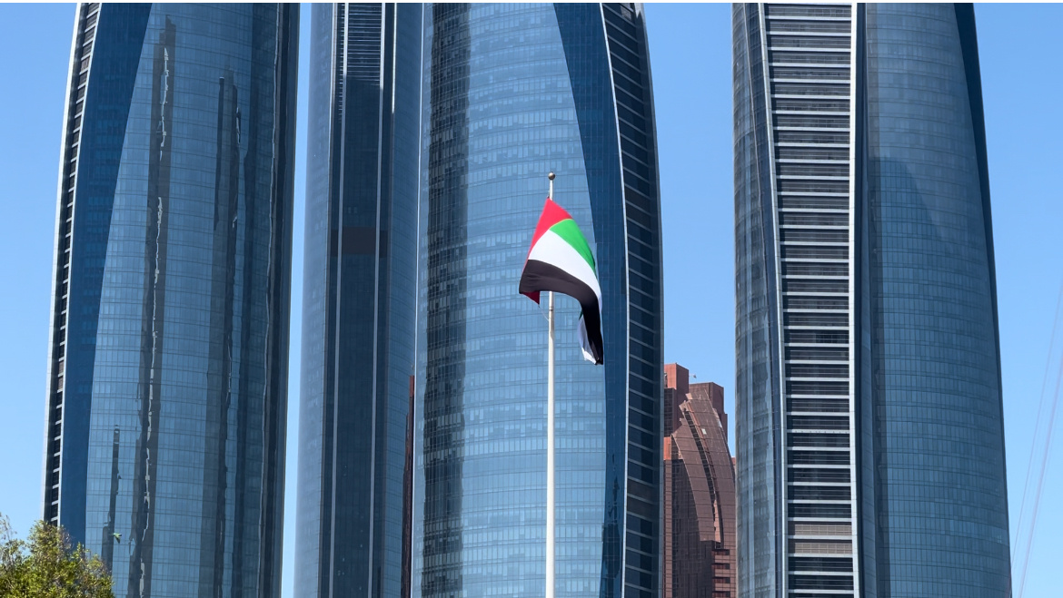 Флаг ОАЭ на фоне башен Этихад в Абу-Даби