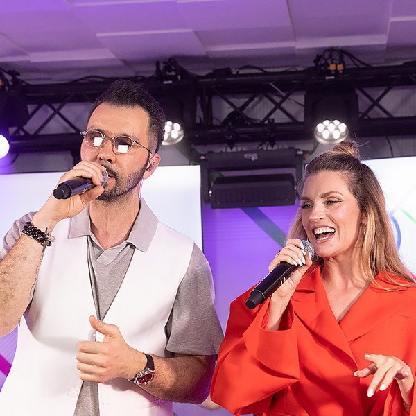     Денис Клявер и Саша Савельева устроили премьеру в столичной подземке