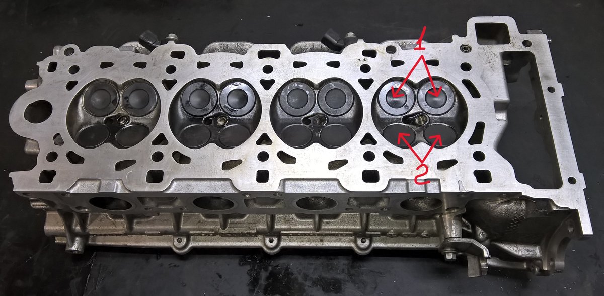 ГБЦ. Вид со стороны плоскости разъема. 1-впускные клапаны, 2-выпускные клапаны.