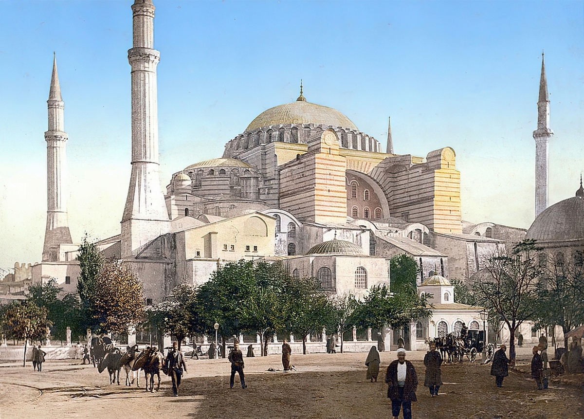 Это Собор Св. Софии в 1890 году. Здание до сих пор необычайно внушительное.