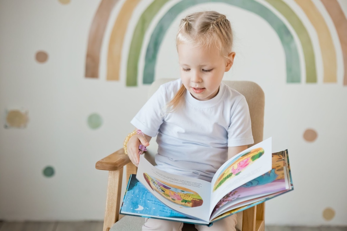 Чтобы влюбиться в книги, ребёнок должен увидеть, что это интересно