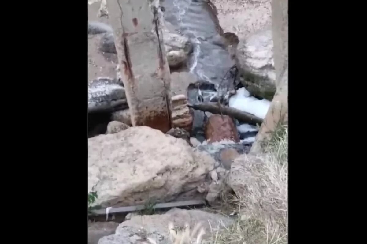    В Дагестане неизвестную жидкость сливают в море на набережной Каспийска