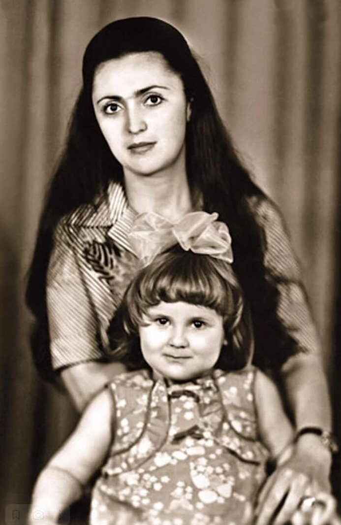 Лариса с мамой.    Фото взято из открытых источников.