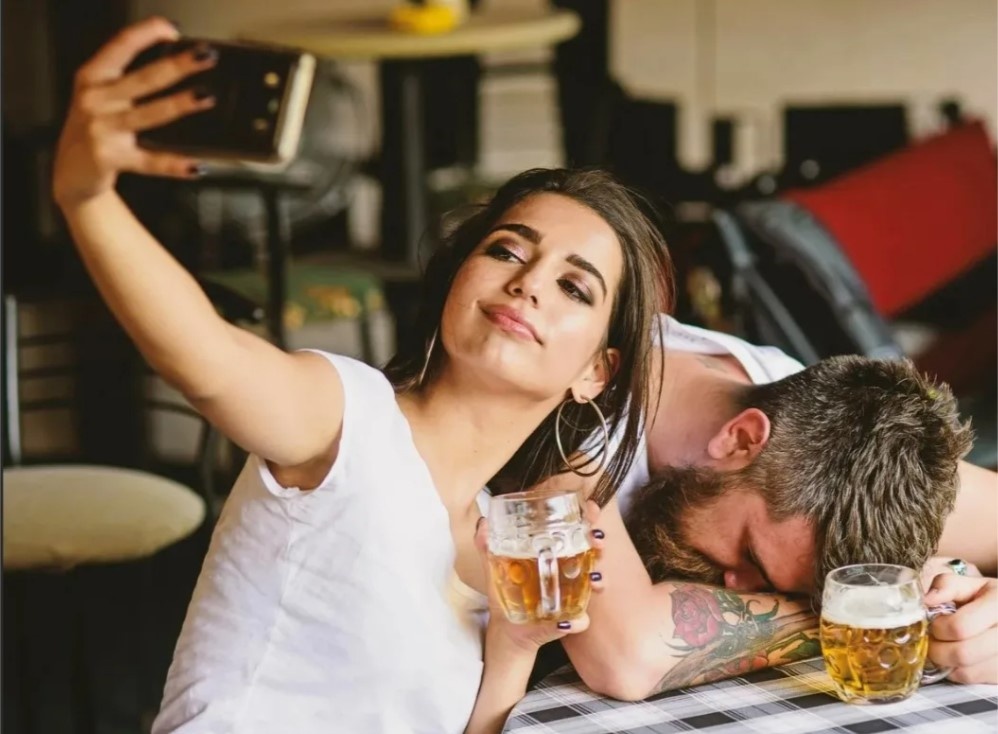 Пусть спит любимый мой, зато татушка красивая у него 