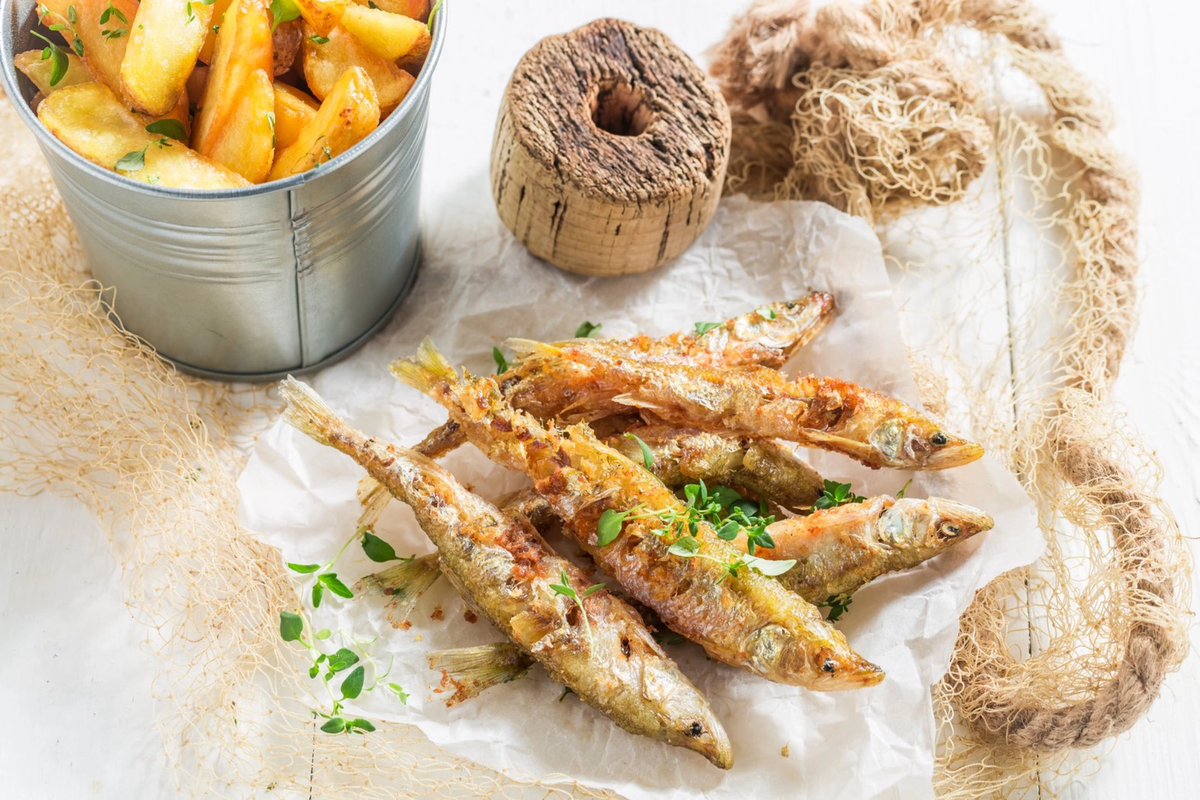 Жареная корюшка.