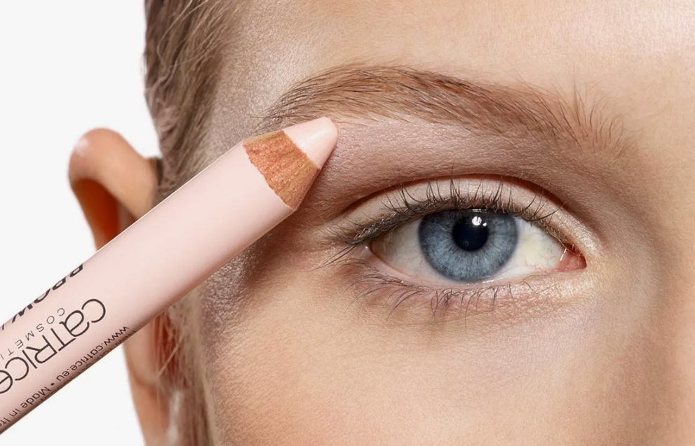 Нанесение Хайлайтера в уголки глаз и под бровь. Источник фото catrice.lauty.ru