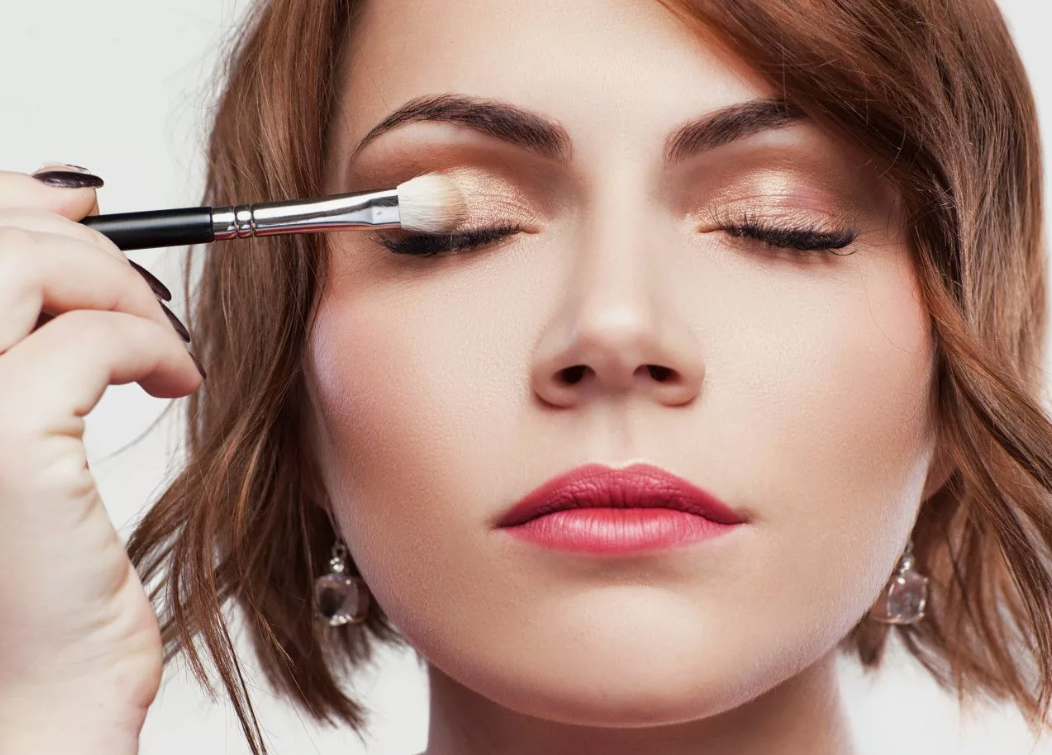Нанесение макияжа на лицо. Источник фото ru.pinterest.com